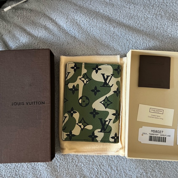 Louis Vuitton camouflage passport, wallet - Picture 1 of 4